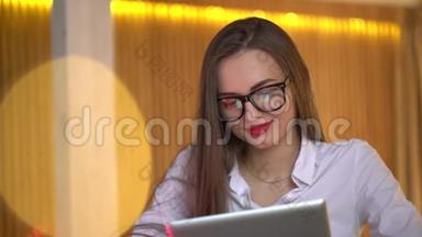 快乐的女孩在办公室里用她的新<strong>笔记本</strong>电脑，在<strong>上面</strong>浏览互联网，4K的女人在办公室里用她的新<strong>笔记本</strong>电脑。